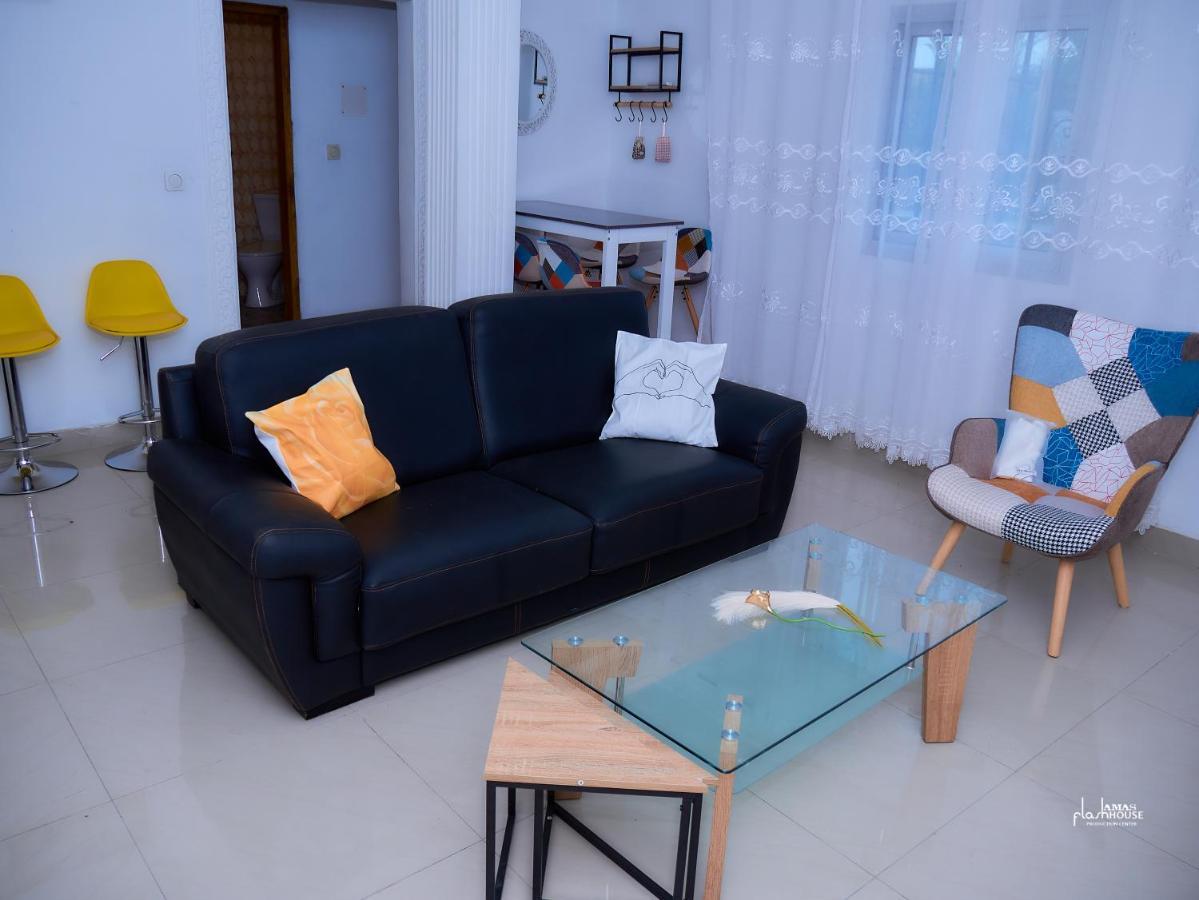 Naiveli-Palm Appartement Meuble Sobre Et Chic Douala Esterno foto