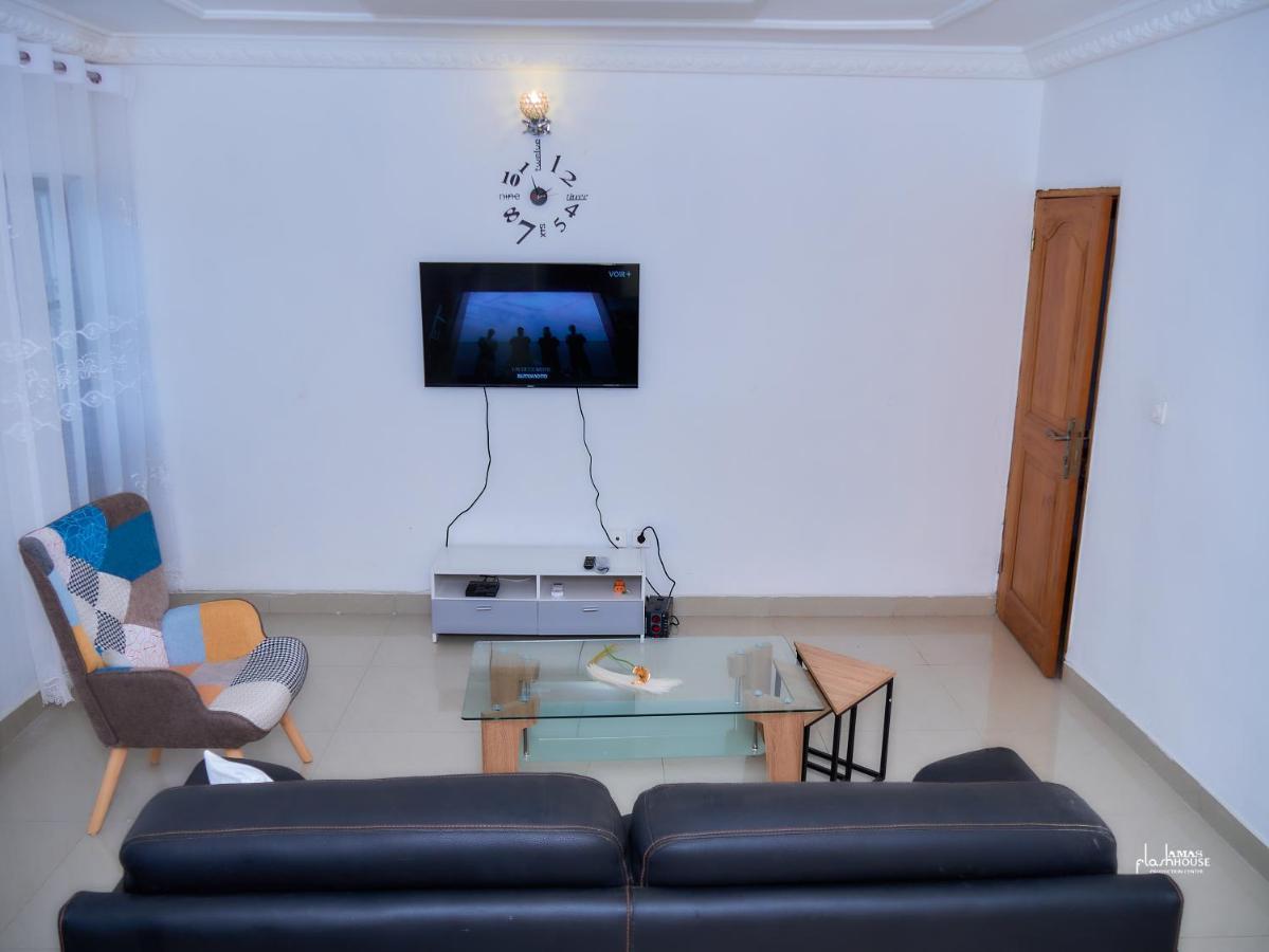 Naiveli-Palm Appartement Meuble Sobre Et Chic Douala Esterno foto