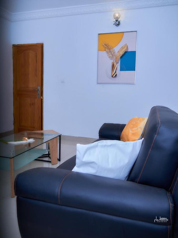 Naiveli-Palm Appartement Meuble Sobre Et Chic Douala Esterno foto