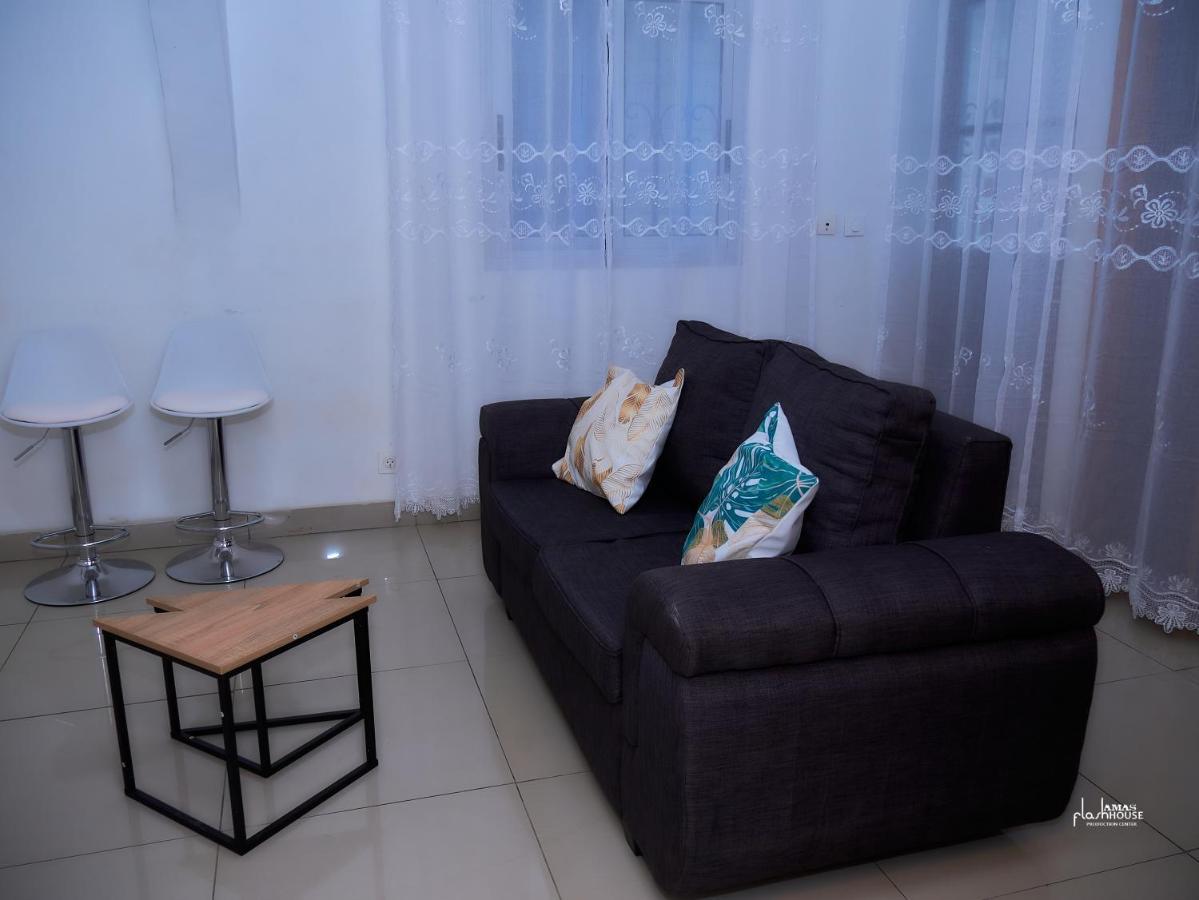 Naiveli-Palm Appartement Meuble Sobre Et Chic Douala Esterno foto