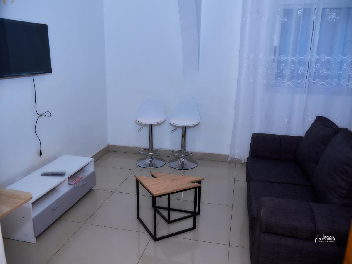 Naiveli-Palm Appartement Meuble Sobre Et Chic Douala Esterno foto