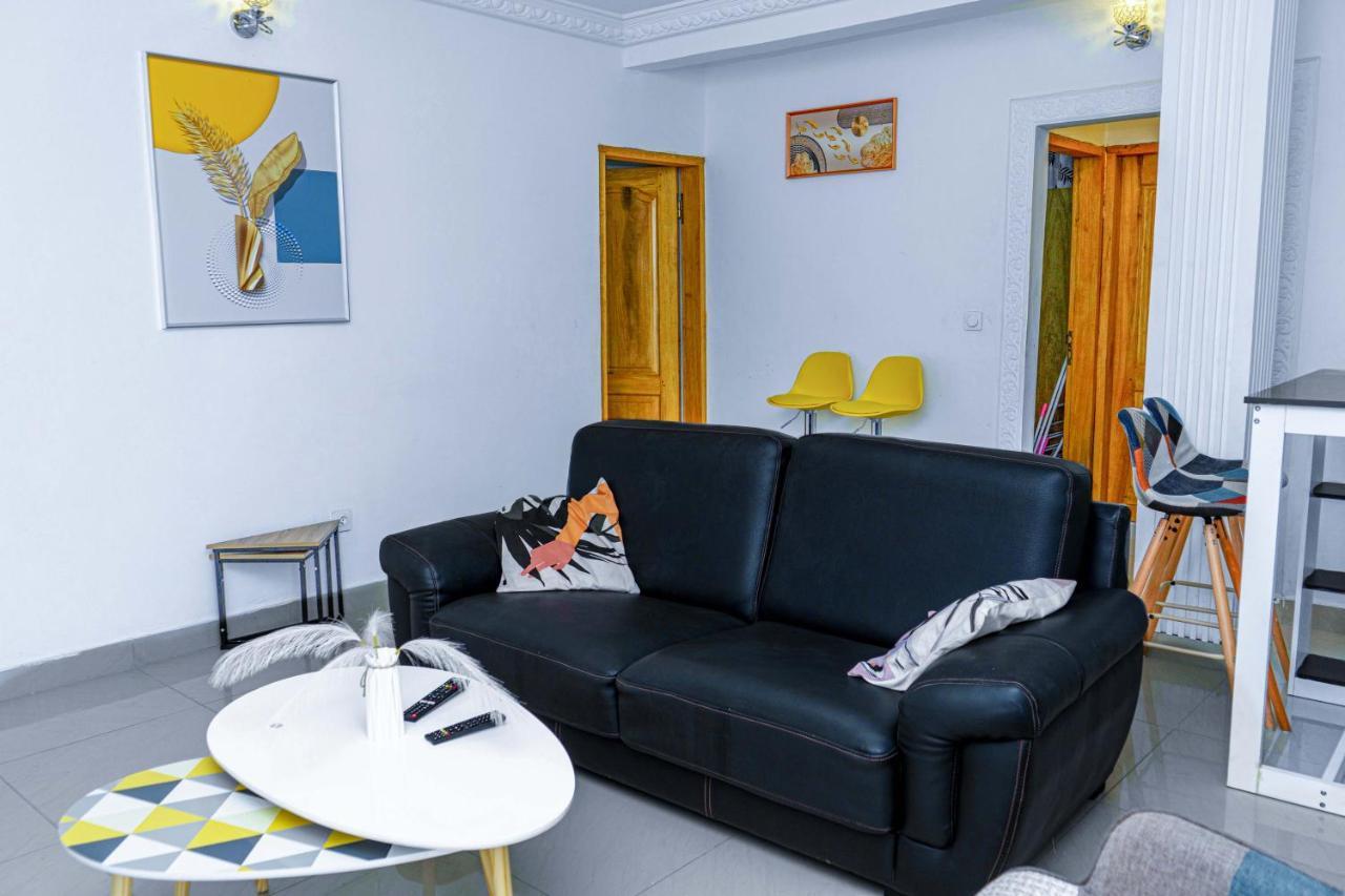 Naiveli-Palm Appartement Meuble Sobre Et Chic Douala Esterno foto