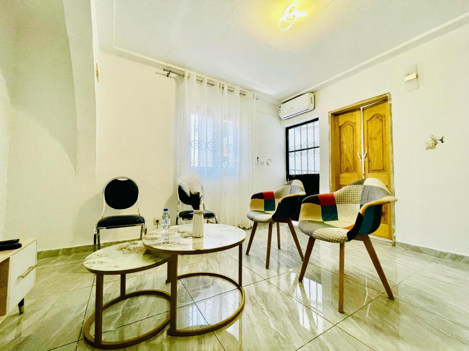 Naiveli-Palm Appartement Meuble Sobre Et Chic Douala Esterno foto
